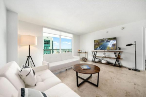 Penthouse APT w Private Balcony King Bed Parking